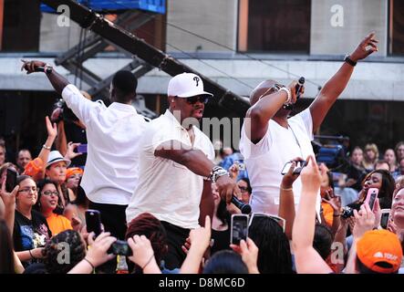 New York, Stati Uniti d'America. Il 31 maggio 2013. Nathan Morris, Boyz II Men sul palco per la NBC Today Show concerto con i nuovi capretti sul blocco, 98 gradi e Boyz II Men, Rockefeller Plaza di New York, NY Maggio 31, 2013. Foto di: Gregorio T. Binuya/Everett raccolta/Alamy Live News Foto Stock