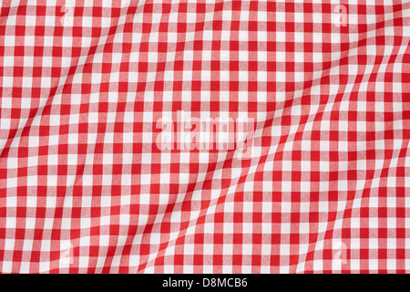 Il bianco e il rosso Gingham ondulata tovaglia sfondo texture Foto Stock