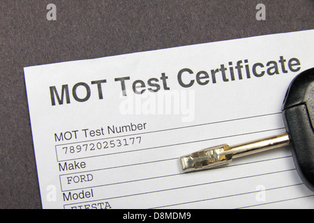 Un britannico MOT Test come il certificato rilasciato dal VOSA (veicolo & servizi di operatore agenzia) nel maggio 2013. Foto Stock