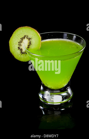 Stemless martini con un vivace verde drink guarnito con una fetta di kiwi Foto Stock