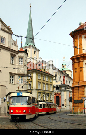 Tram linea 34 viaggia a Malostranske namesti piccolo quartiere Praga Repubblica Ceca Foto Stock