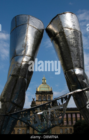 Installazione d'arte moderna con due strutture simili a stivali metallici che incorniciano la vista del Museo Nazionale in Piazza Venceslao a Praga, Repubblica Ceca Foto Stock