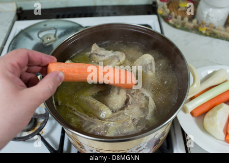 Preparazione del brodo di pollo, tacchino, manzo e verdure. Cucina polacca. Foto Stock