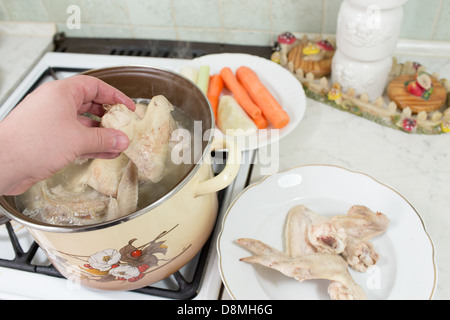 Preparazione del brodo di pollo, tacchino, manzo e verdure. Cucina polacca. Foto Stock