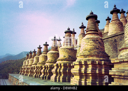 Il Qingtong buddista Xia Yibailingba Ta 108 Dagobas o stupa originariamente costruito durante la dinastia Xia occidentale situato sul pendio orientale del monte Xiakou a sud della città di Yinchuan nella provincia di Ningxia, Cina
