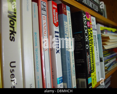 Questa foto mostra i libri relativi alla scrittura di driver di dispositivo MS-DOS e linguaggio assembly. L'immagine cattura la natura tecnica ed educativa della programmazione informatica, con libri che coprono vari aspetti della programmazione di basso livello e dell'interazione hardware. Foto Stock