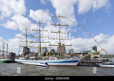 Il russo addestramento alla vela di nave Mir, Amburgo, Germania Foto Stock