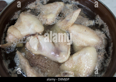 Preparazione del brodo di pollo, tacchino e carne di manzo, cucina polacca. Foto Stock