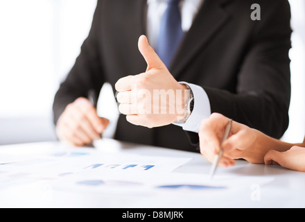 Il team di business in una riunione per discutere la grafica Foto Stock