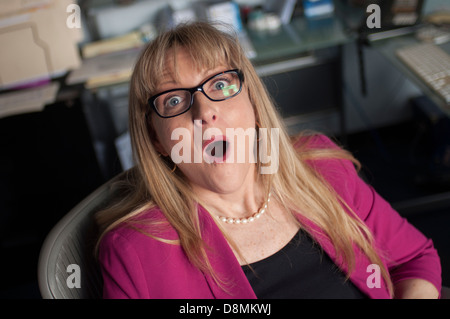 Sorpreso imprenditrice nel suo ufficio. Foto Stock
