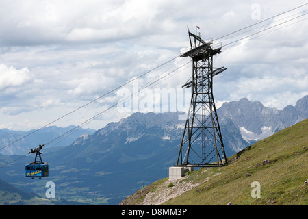 Funivia sul Kitzbüheler Horn, Kitzbühel, Tirolo dell'Austria. Le montagne nella parte posteriore destra sono il Wilder Kaiser gamma vicino a Ellmau, Salisburgo Foto Stock