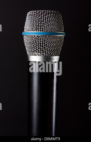 Microfono classico isolato su nero Foto Stock