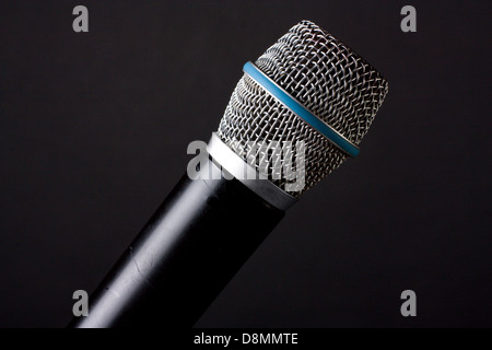 Microfono classico isolato su nero Foto Stock