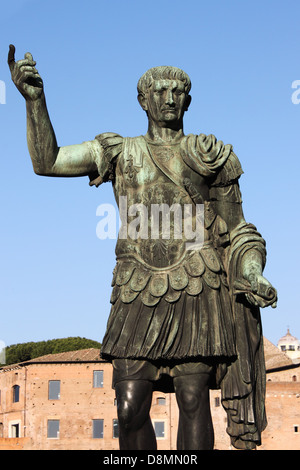 Statua di imperatore Traiano in Roma, Italia Foto Stock