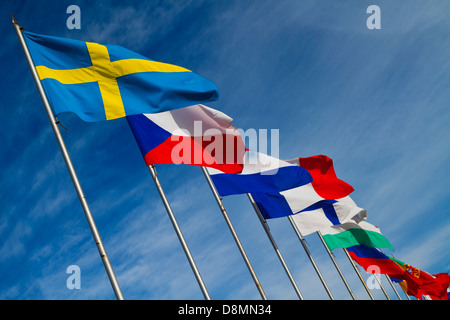 Bandiere europee contro il cielo blu Foto Stock