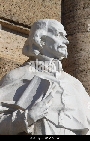 Statua di un intellettuale di fronte al Palazzo di Giustizia di Roma, Italia Foto Stock