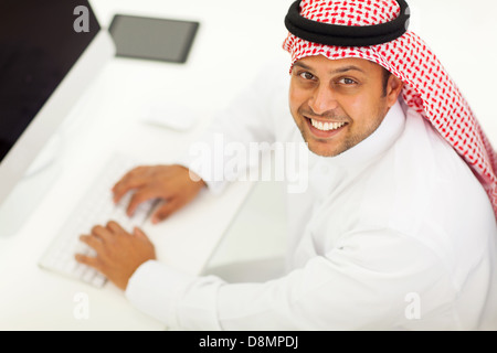 Vista aerea di un allegro imprenditore arabo utilizzando i moderni computer Foto Stock