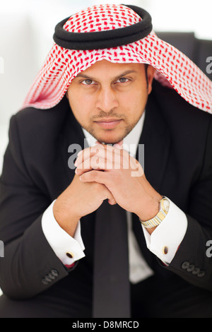 Close up ritratto di bello arabian imprenditore seduto in ufficio Foto Stock
