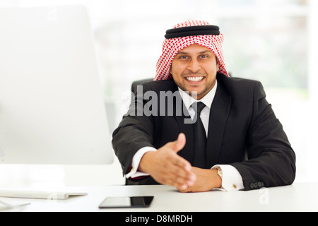 Gentile imprenditore arabo dando gesto di handshake Foto Stock