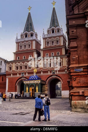 2 maggio 1997 - Mosca, RU - Due giovani turisti visualizza la risurrezione porta che collega il nord-ovest della Piazza Rossa con maneggio Square. L'iberico della cappella con il suo Blue Star Studded cupola può essere visto nel centro del cancello. Il gate confina con il municipio di Mosca a est (sinistra) e il museo storico statale a ovest (a destra). Rimosso dal governo sovietico nel 1931, fu sostituita nel 1996. (Credito Immagine: © Arnold Drapkin/ZUMAPRESS.com) Foto Stock