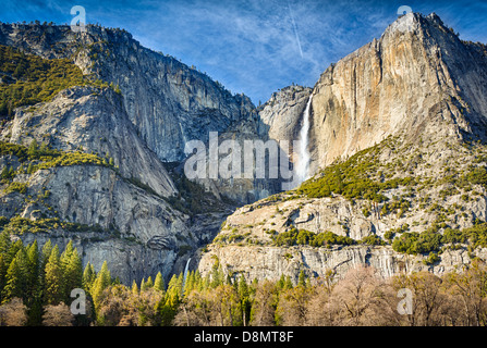 Il parco nazionale di Yosemite superiore e le cascate inferiori come si vede dal cuoco Prato Foto Stock