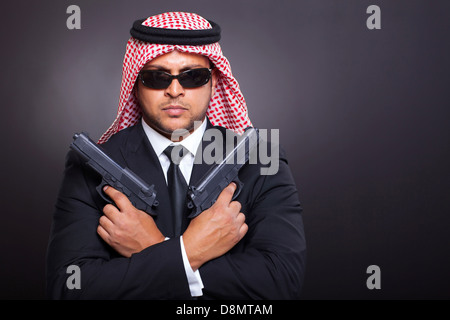 Arabian mafia con due pistole su nero Foto Stock