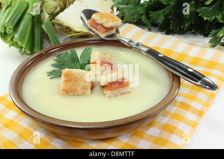 Crema di zuppa di sedano con crostini di salmone Foto Stock