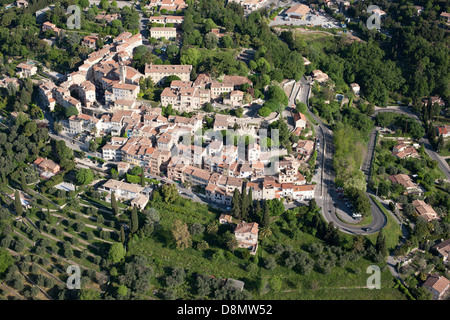 VISTA AEREA. Arroccato borgo medievale. Chateauneuf-Grasse, il paese più arretrato della Costa Azzurra, Francia. Foto Stock