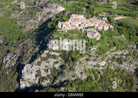 VISTA AEREA. Arroccato borgo medievale. Gourdon, il backcountry della Costa Azzurra, Francia. Foto Stock