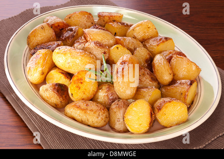 Arrosto di patate di primizia - un piatto di arrosto di patate novelle al rosmarino. Foto Stock