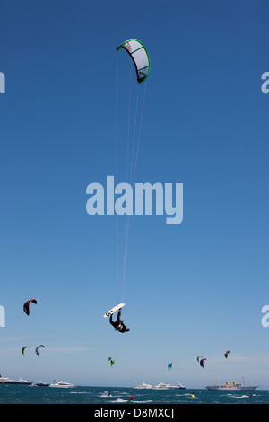 Kitesurfer vola in alto in aria contro un cielo blu. Cannes, Costa Azzurra, Alpi Marittime, Francia. Foto Stock