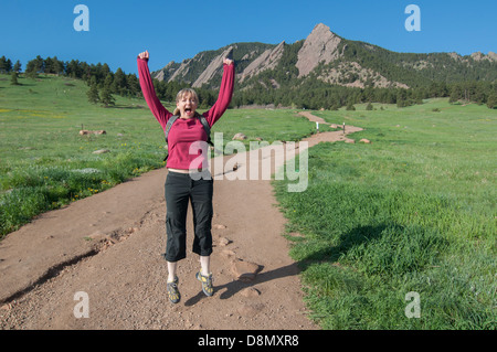 Donna salti di gioia. Foto Stock