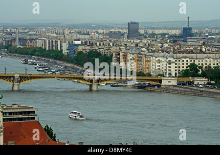 Vista dalla collina del castello di Margaret ponte che attraversa il fiume Danubio Foto Stock