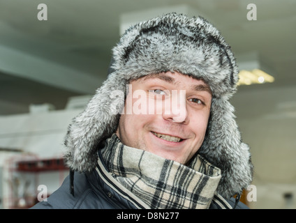 Uomo in un cappuccio con earflaps Foto Stock