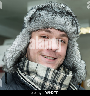 Uomo in un cappuccio con earflaps Foto Stock