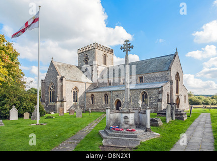 Chiesa di Santa Maria, Grande Bedwyn, Wiltshire, Inghilterra con bandiera pole e Memoriale di guerra in estate Foto Stock