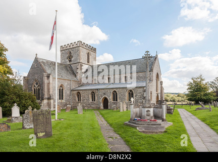 Chiesa di Santa Maria, Grande Bedwyn, Wiltshire, Inghilterra con bandiera pole e Memoriale di guerra in estate Foto Stock