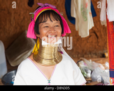 Karen Padong tribeswoman in un negozio di souvenir in un villaggio vicino a Chiang Rai, Thailandia del Nord, un rifugiato birmano dal Myanmar Foto Stock