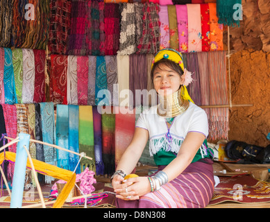 Karen Padong tribeswoman in un negozio di souvenir in un villaggio vicino a Chiang Rai, Thailandia del Nord, un rifugiato birmano dal Myanmar Foto Stock