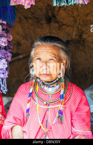 Karen Padong tribeswoman in un villaggio vicino a Chiang Rai, Thailandia del Nord, un anziano rifugiato birmano dal Myanmar Foto Stock