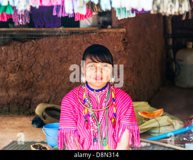 Karen Padong tribeswoman in un villaggio abitato da un collo lungo le donne vicino a Chiang Rai, Thailandia del Nord, un rifugiato dal Myanmar Foto Stock