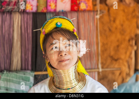 Karen Padong tribeswoman sorridente in un villaggio vicino a Chiang Rai, Thailandia del Nord, un rifugiato birmano dal Myanmar Foto Stock