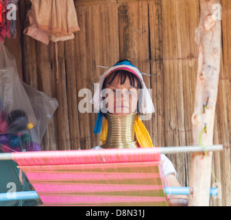 Karen Padong tribeswoman tessitura in un villaggio vicino a Chiang Rai, Thailandia del Nord, un rifugiato birmano dal Myanmar Foto Stock