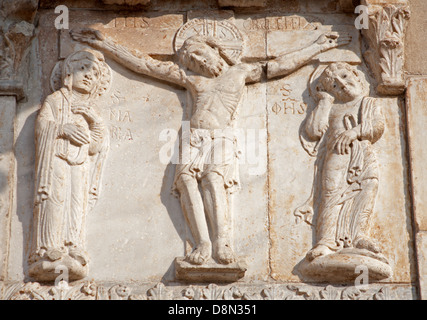 VERONA - gennaio 27: la crocifissione sollievo dalla basilica romanica di San Zeno. Foto Stock