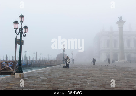 I fotografi di tutto il lungomare di Venezia coperti di fitta nebbia, Venezia, Italia. Foto Stock