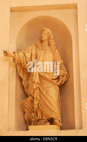 VERONA - gennaio 28: Statua di st. L evangelista Giovanni da st. Nicholas Chiesa (Chiesa di San Nicolo) Foto Stock