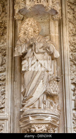 TOLEDO - Marzo 8: San Marco Evangelista statua da atrium del Monasterio San Juan de los Reyes Foto Stock