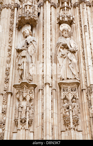 TOLEDO - Marzo 8: l apostolo Paolo e Giacobbe da sud portale gotico della Cattedrale Primada Santa Maria de Toledo Foto Stock