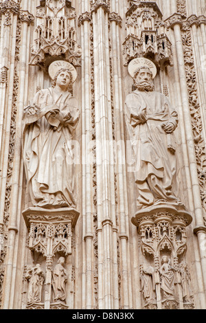 TOLEDO - Marzo 8: l Apostolo Pietro e Giovanni da sud portale gotico della Cattedrale Primada Santa Maria de Toledo Foto Stock