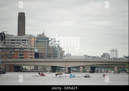 Londra, Regno Unito. Il 1 giugno 2013. Le squadre si muovono a valle da HMS Belfast verso il Tower Bridge all'inizio della gara con il London Bridge in background Credito: Malcolm Park/Alamy Live News Foto Stock